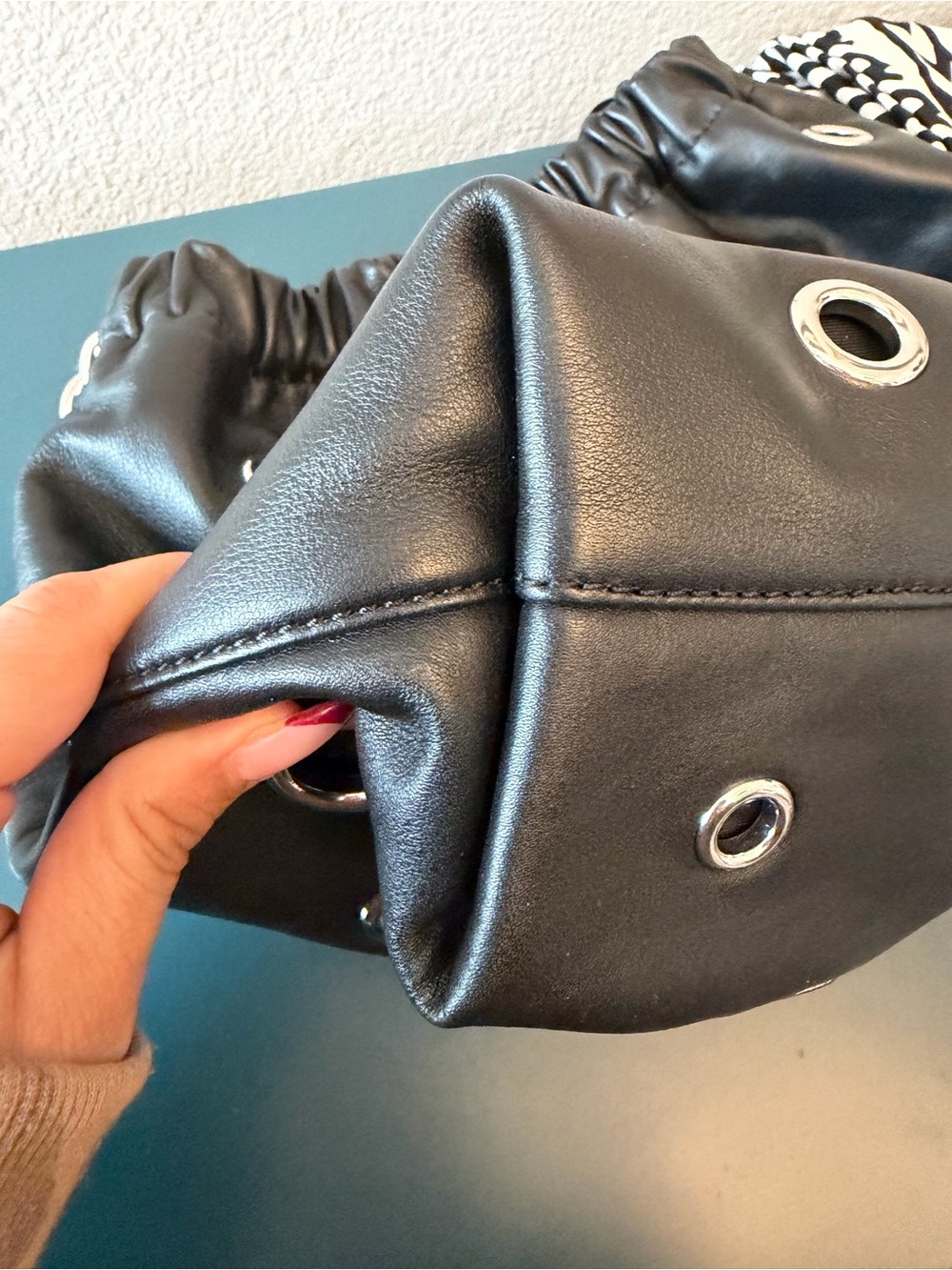 Marc Jacobs Grommet Charm Cristina Leather Tote Black - Picture 4 of 16